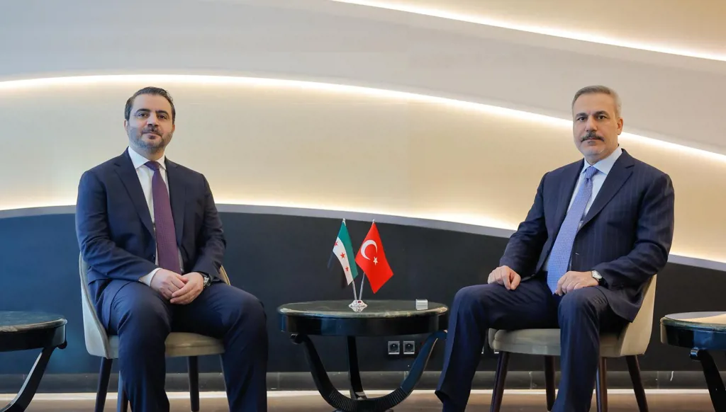 فيدان يواكب محادثات سوريا - إسرائيل في باريس ويلتقي الشيباني