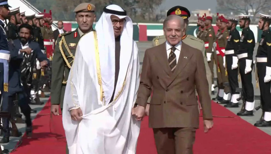 بن زايد يصل إسلام آباد في زيارة رسمية... مقاتلات باكستانية تُرافق طائرته ترحيباً (فيديو)