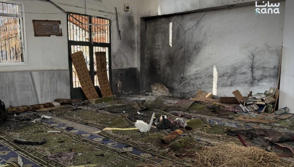 "نتضامن مع سوريا"... دول عربية تُدين الهجوم على مسجد في حمص