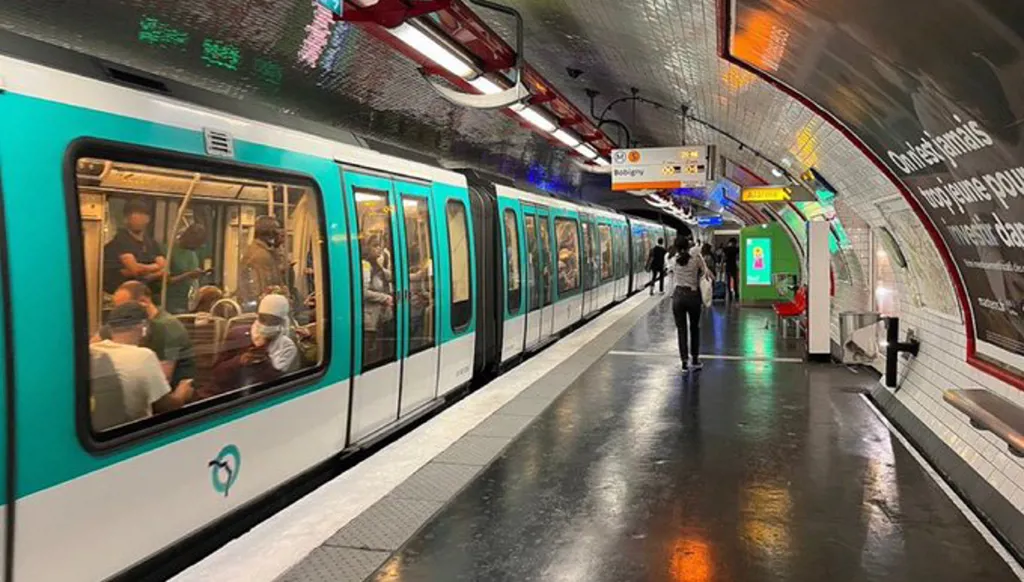 إصابة 3 نساء في عملية طعن بمترو باريس