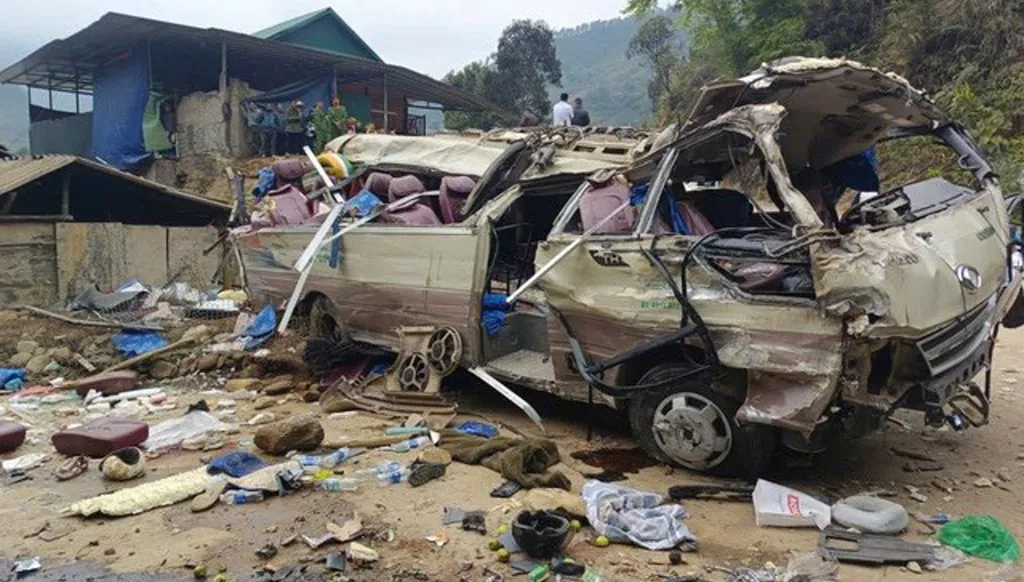 بالصور... مقتل تسعة أشخاص بحادث حافلة في فيتنام