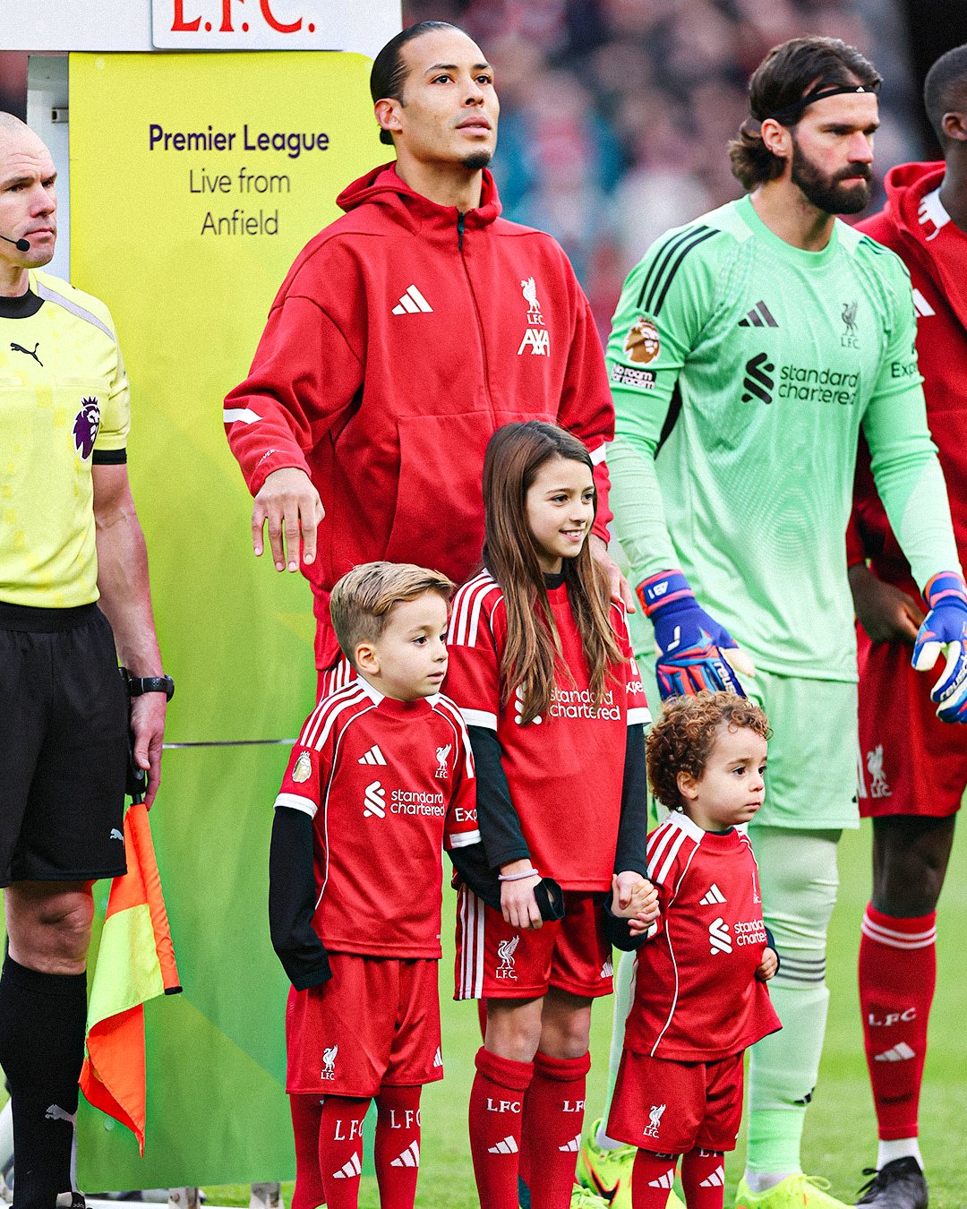 فان دايك مع أولاد ديوغو جوتا. (وكالات)