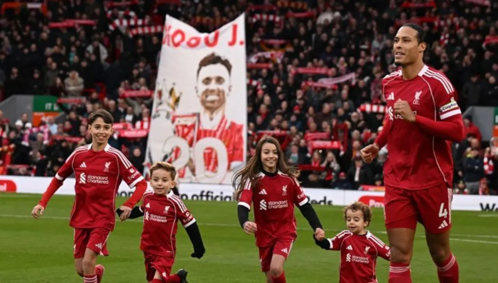 فان دايك يلعب كرة القدم مع أولاد الراحل ديوغو جوتا (فيديو)