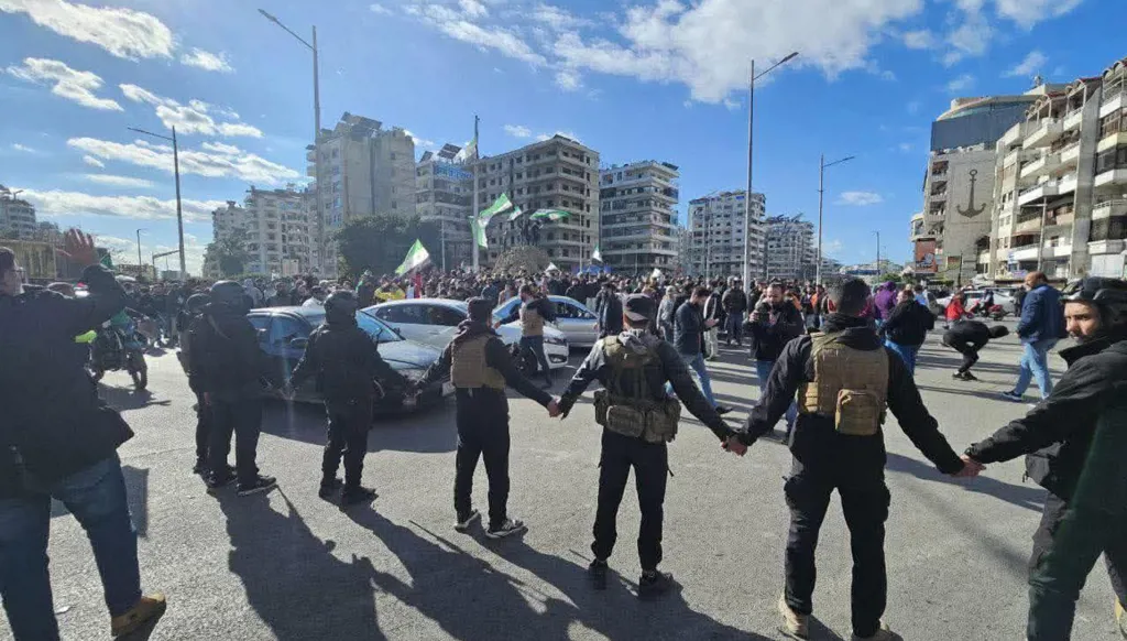 "الطوفان البشري" في الساحل السوري: ضغط الشارع وحدود الاحتواء