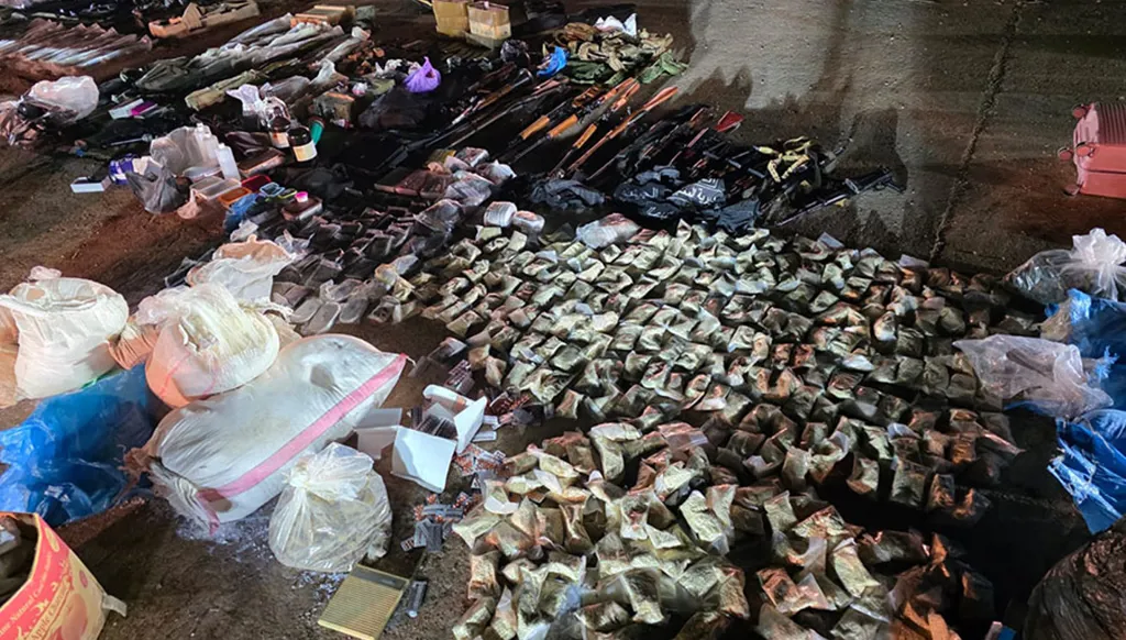 بالصور- الجيش يوقف 7 أشخاص ويضبط كمية كبيرة من المخدرات والأسلحة