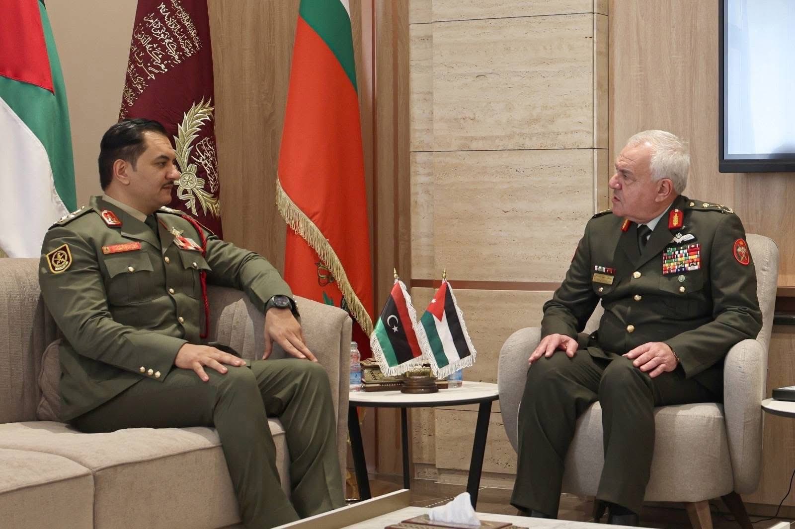 محادثات بين حفتر ورئيس هيئة الأركان المشتركة للجيش الأردني اللواء يوسف أحمد الحنيطي. (القيادة العامة للجيش الوطني)