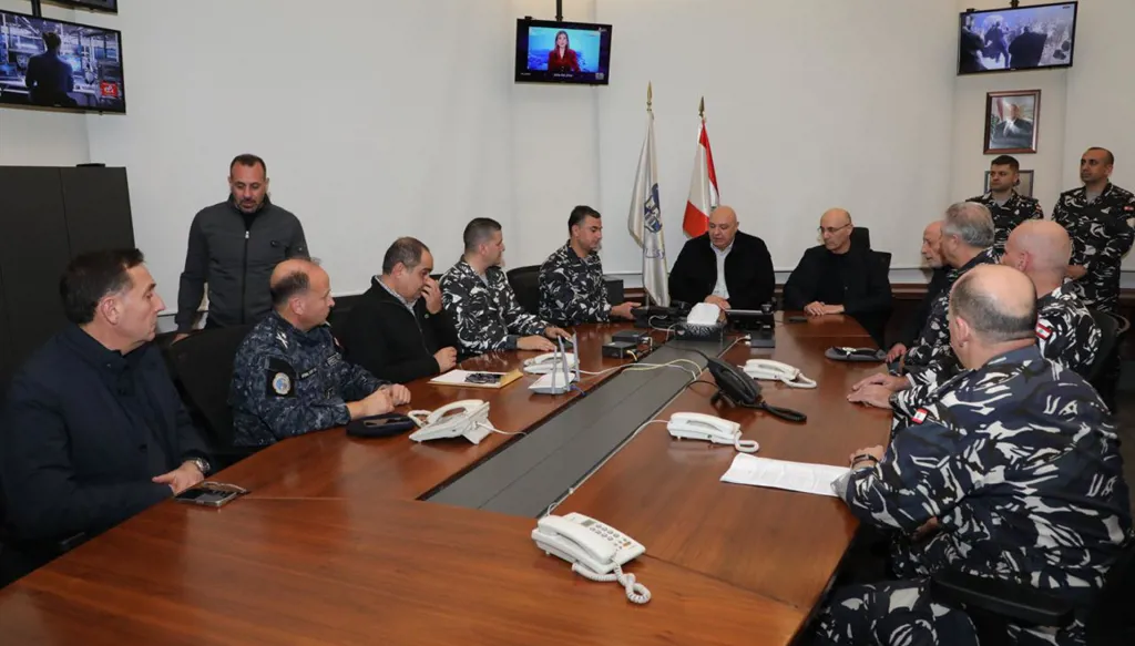 عون في غرفة عمليات الامن الداخلي (إكس).