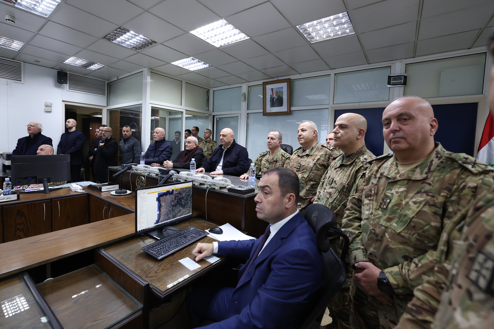 خلال جولة عون ليل أمس (الرئاسة اللبنانية).