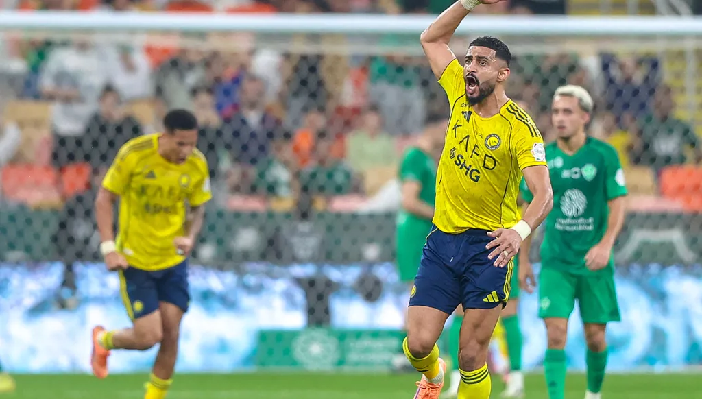 لحظة كارثية لحارس الأهلي عبدالرحمن الصانبي تمنح النصر هدفاً من خارج المنطقة (فيديو)