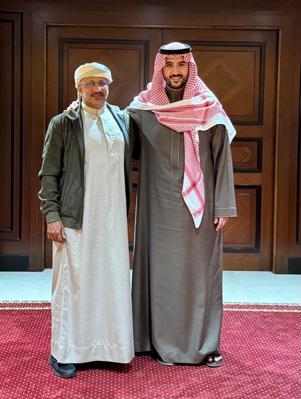 الأمير خالد بن سلمان وزير الدفاع السعودي مع طارق صالح. (إكس)