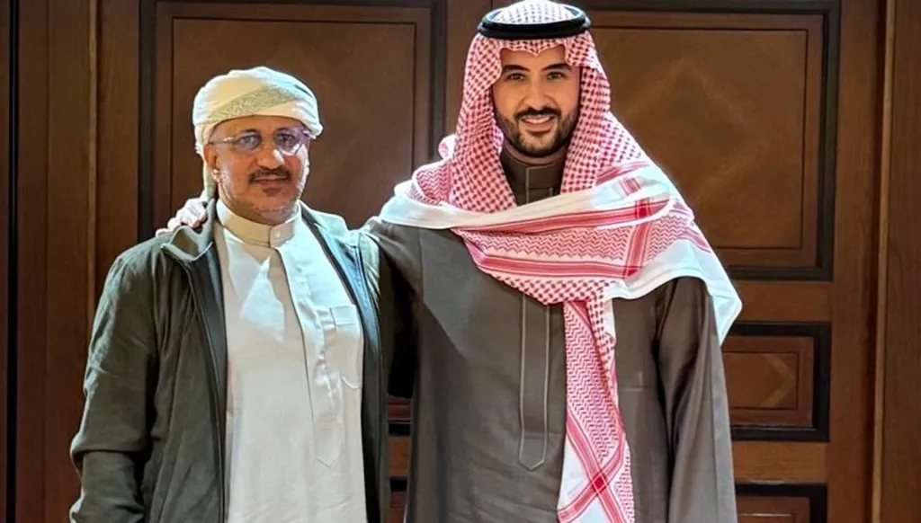لبحث جهود استقرار اليمن.. طارق صالح يلتقي وزير الدفاع السعودي