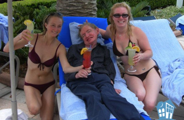 صورة مفبركة لعالم الفيزياء الراحل ستيفن هوكينغ محاط بفتاتين في جزيرة إبستين. (اكس)