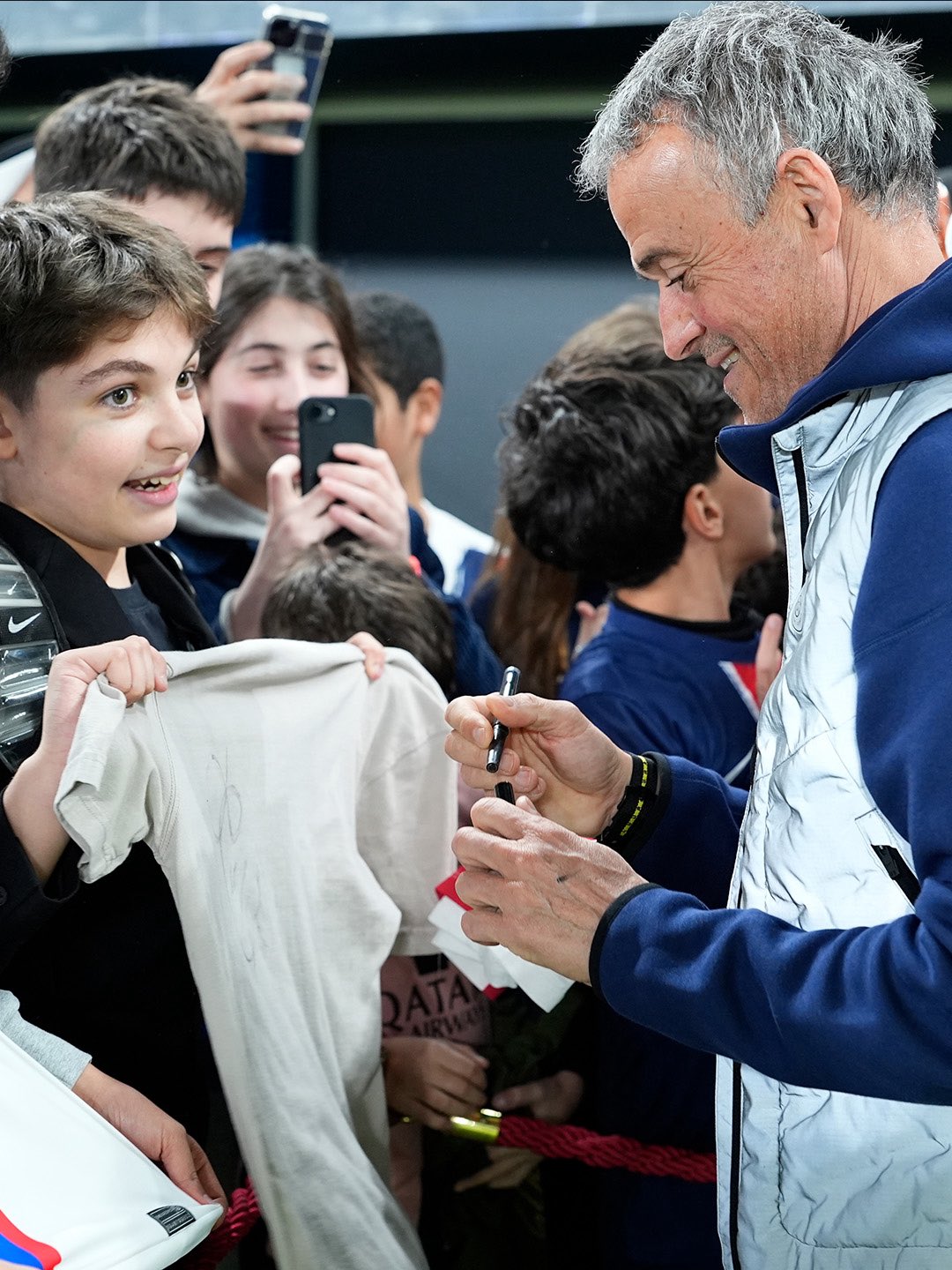 إنريكي في الكويت. (حساب باريس سان جيرمان على إكس)