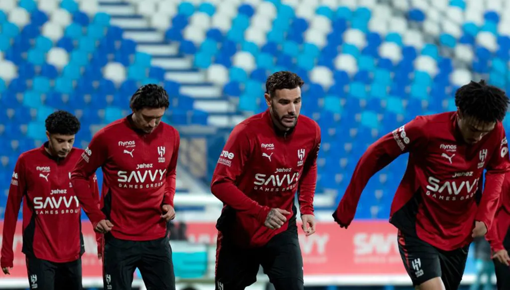 الهلال يواجه الحزم في مواجهة سهلة على الورق... موعد المباراة والقنوات الناقلة