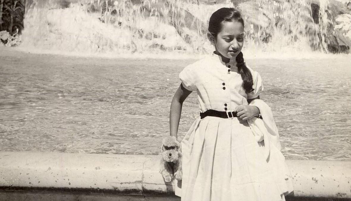 زها حديد في صورة من طفولتها، قبل سنوات من انطلاق مسيرتها في عالم الهندسة المعمارية.