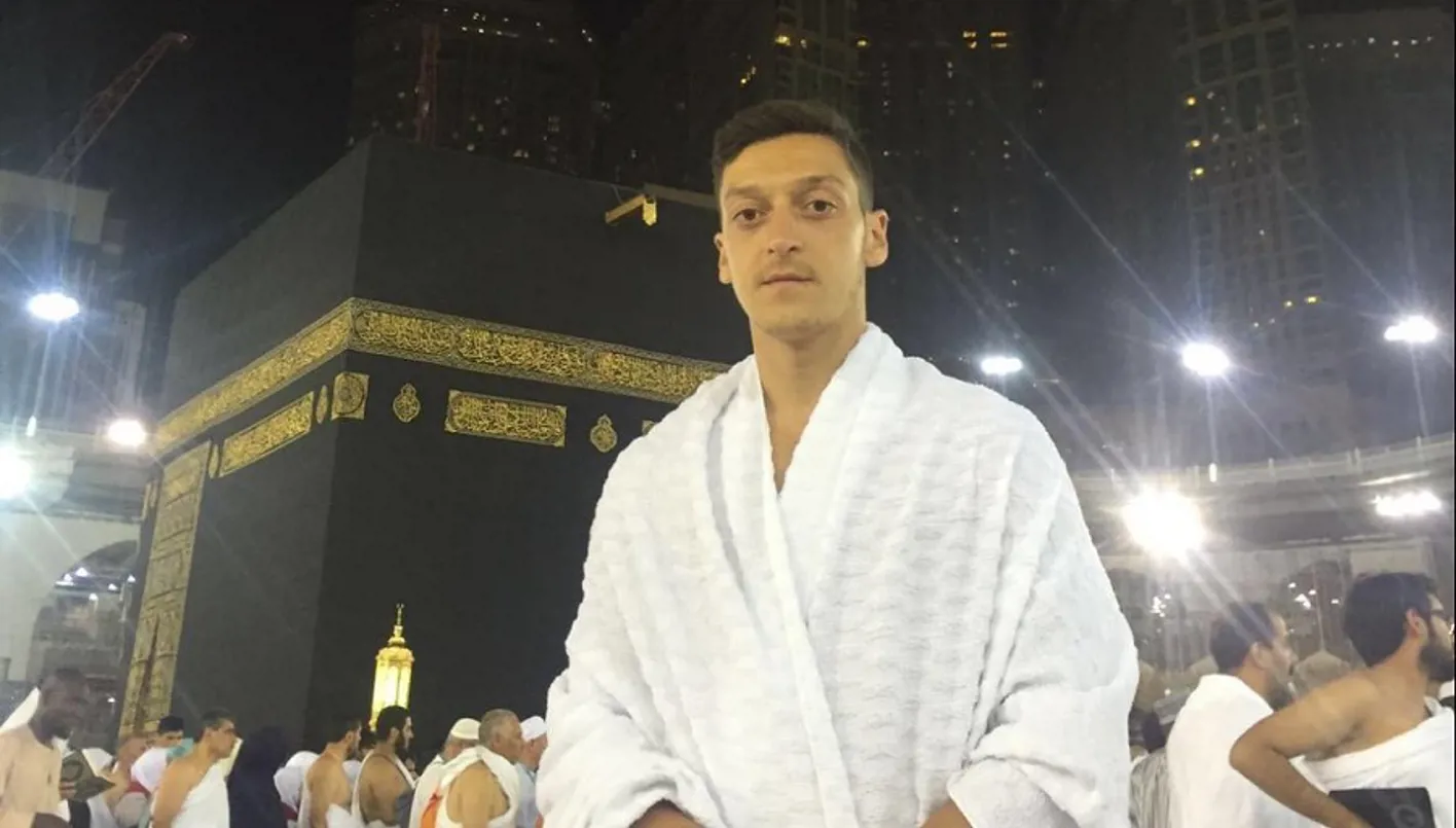 الوشم السياسي لأوزيل يثير الجدل ويحرمه من الحفل في ناديه السابق (صور)