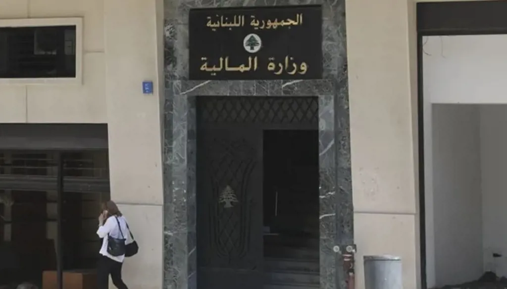 وزير المال اللبناني يحدّد أصول استيفاء رسم خروج المسافرين جواً وبحراً