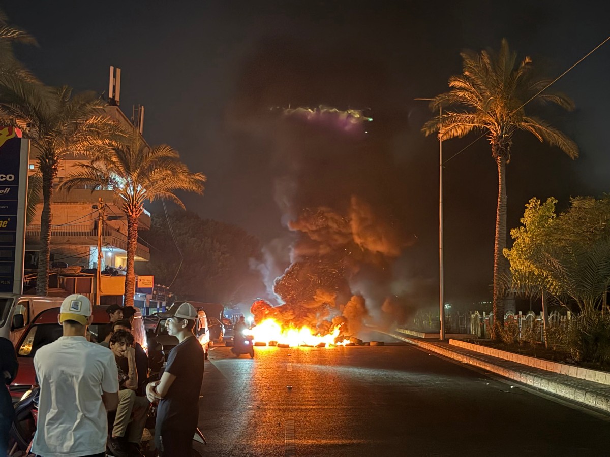إغلاق أنصار حزب الله لطريق المطار باستخدام إطارات مشتعلة احتجاجاً على الاتفاق الإطاري بين إسرائيل ولبنان (أ ف ب)
