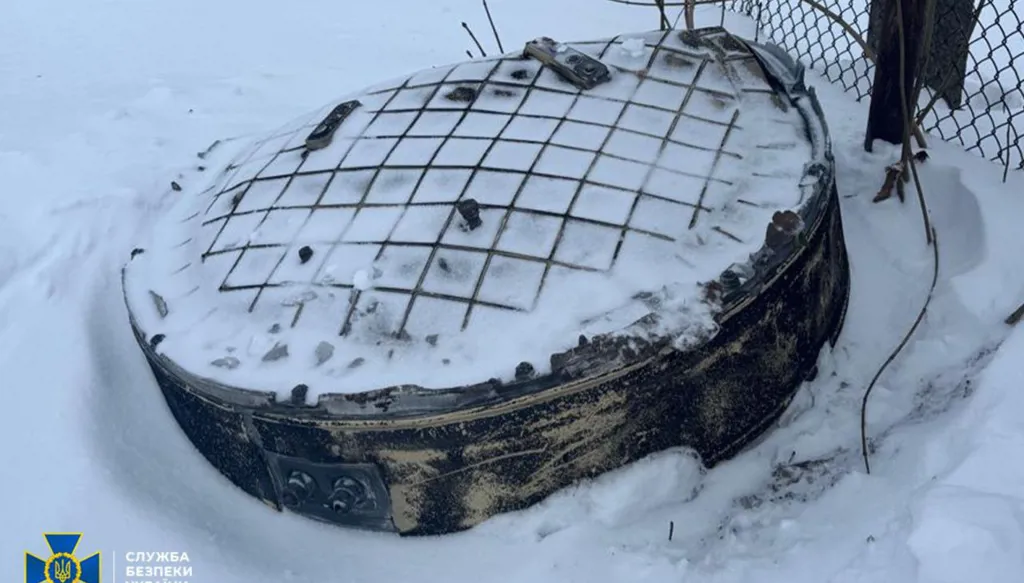 بالصور.. كييف تنشر صوراً لشظايا صاروخ "أوريشنيك" الروسي