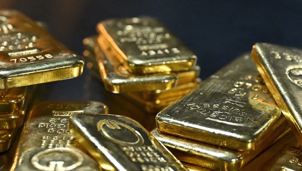 الذهب يتراجع مع ارتفاع الدولار وتجدد المخاوف بشأن التضخم