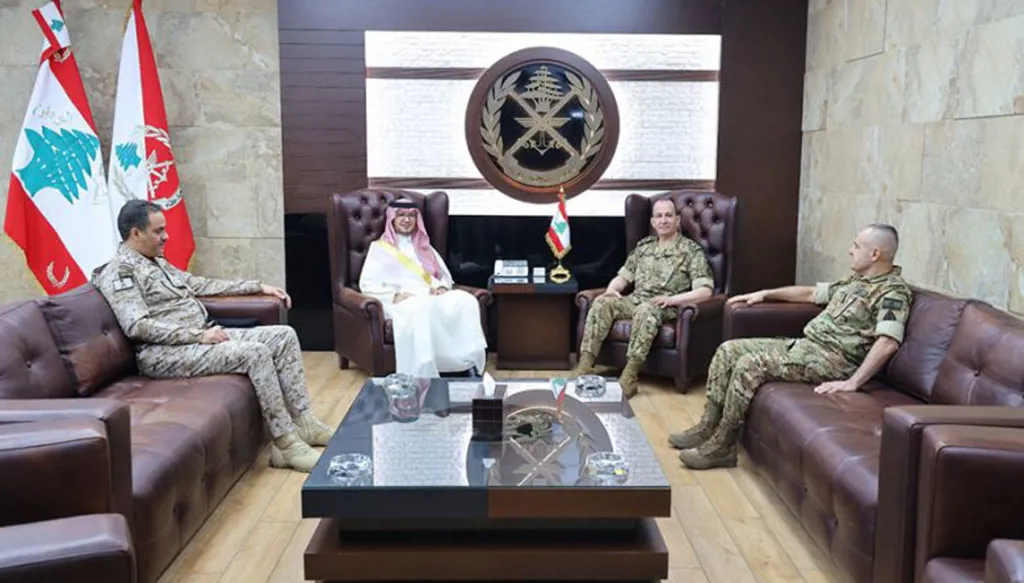 لقاء جمع قائد الجيش والسفير السعودي في لبنان
