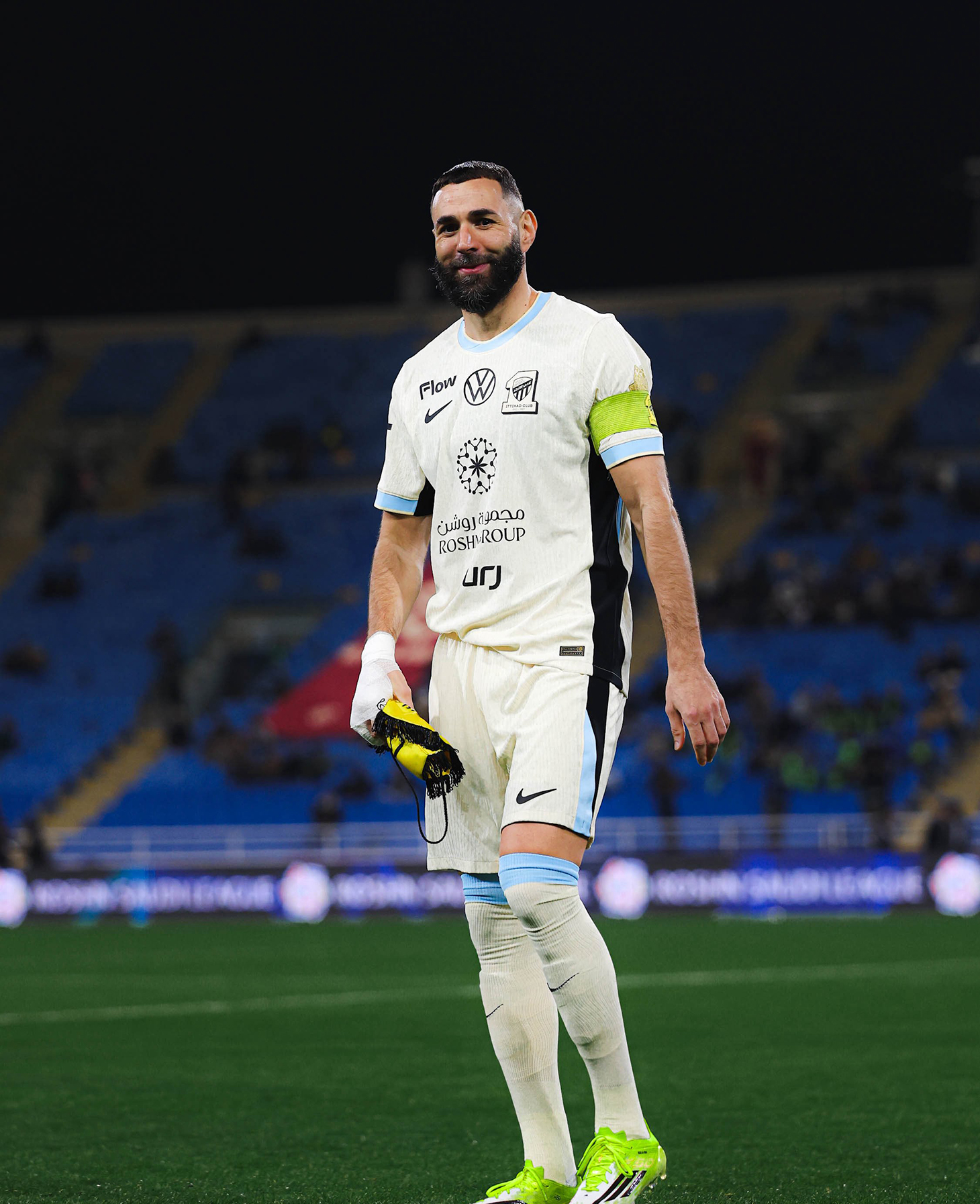 كريم بنزيما بقميص الاتحاد السعودي. (وكالات)