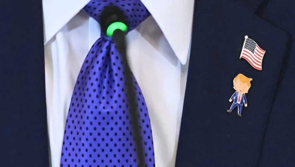 بالفيديو... ما قصّة دبّوس "ترامب السّعيد"؟