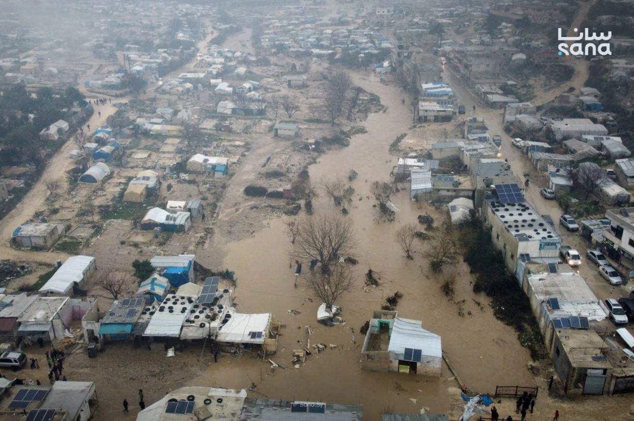 غرق عشرات الخيام في خربة الجوز بريف إدلب جراء طوفان النهر بعد الهطولات المطرية الأخيرة (سانا)