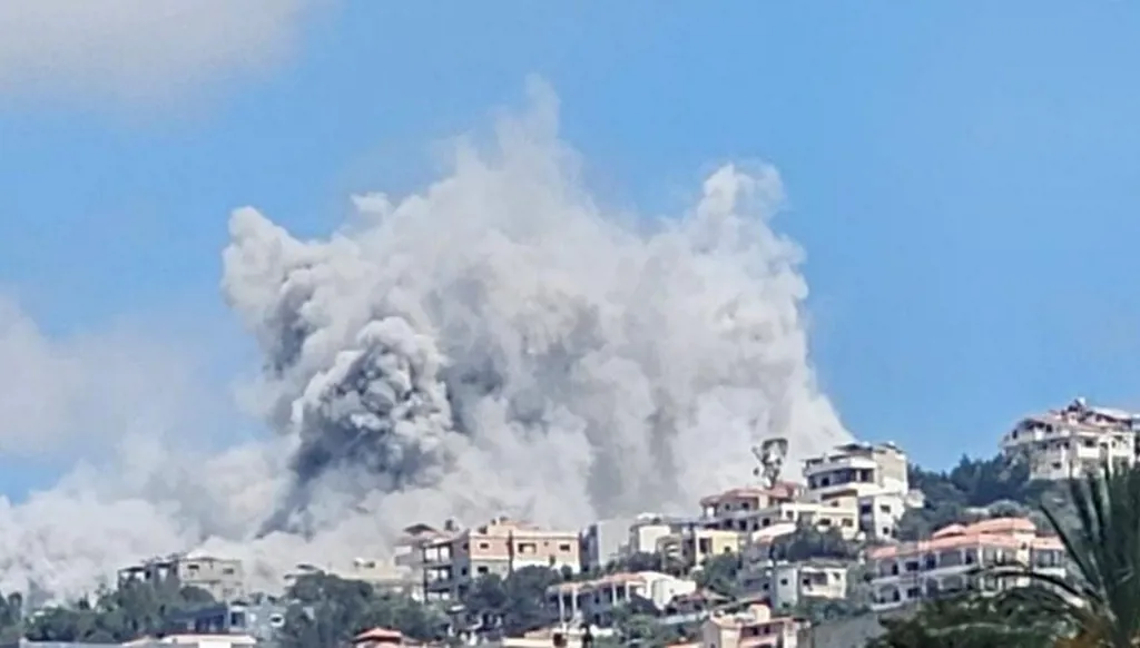 غارة إسرائيلية على بلدة المنصوري بقضاء صور جنوبي لبنان أمس السبت (صورة متداولة)