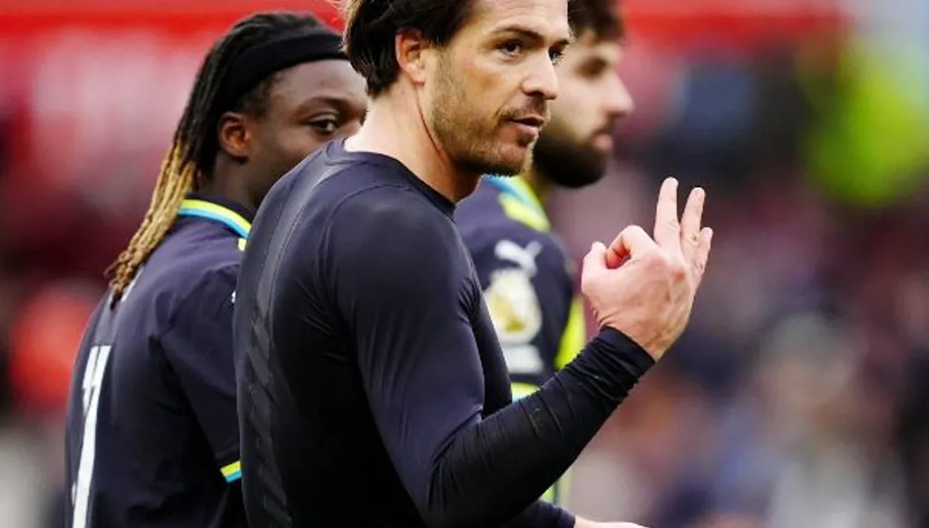 على طريقة مدربه... غريليش يرد على إنتقادات الجماهير بإشارة