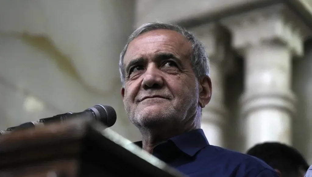 الرئيس الإيراني يؤكد الالتزام بتوجيهات المرشد ويشدد على تعزيز جاهزية القوات المسلحة