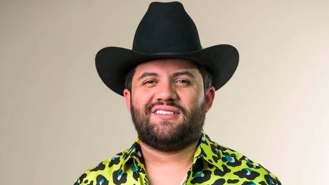 المغني لويس آر. كونريكيز (إكس).