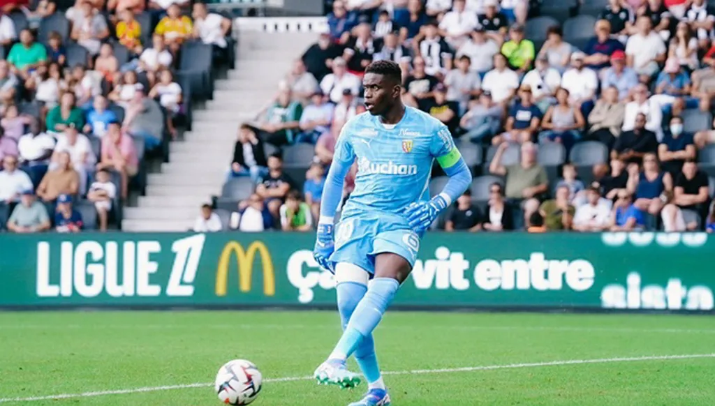 حارس المنتخب الفرنسي ينتقل إلى رين