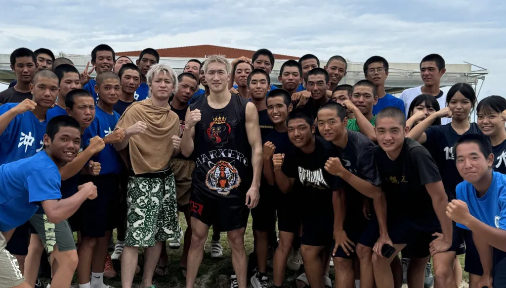 لكمات طائشة تسقط على الحكم في نزال ملاكمة (فيديو)