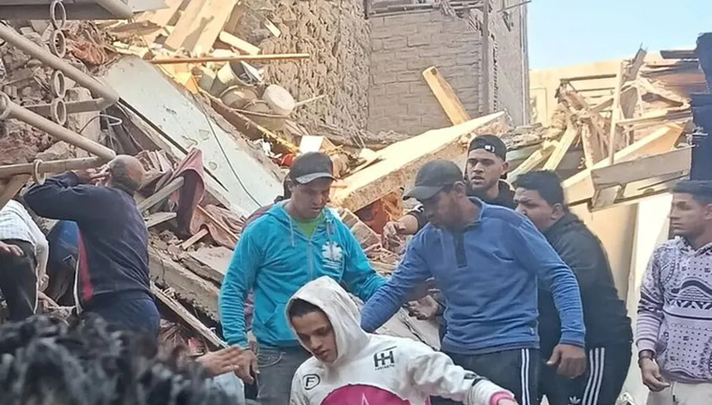 بالصور... قتلى وجرحى بانهيار مبنى في مصر
