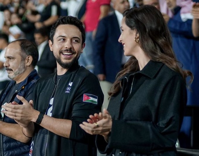 الأمير الحسين والأميرة رجوة يخطفان الأنظار في مباراة منتخب النشامى