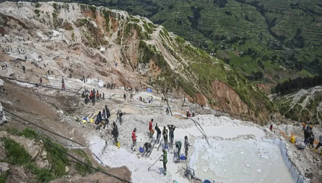 مقتل أكثر من 200 في انهيار منجم بشرق الكونغو