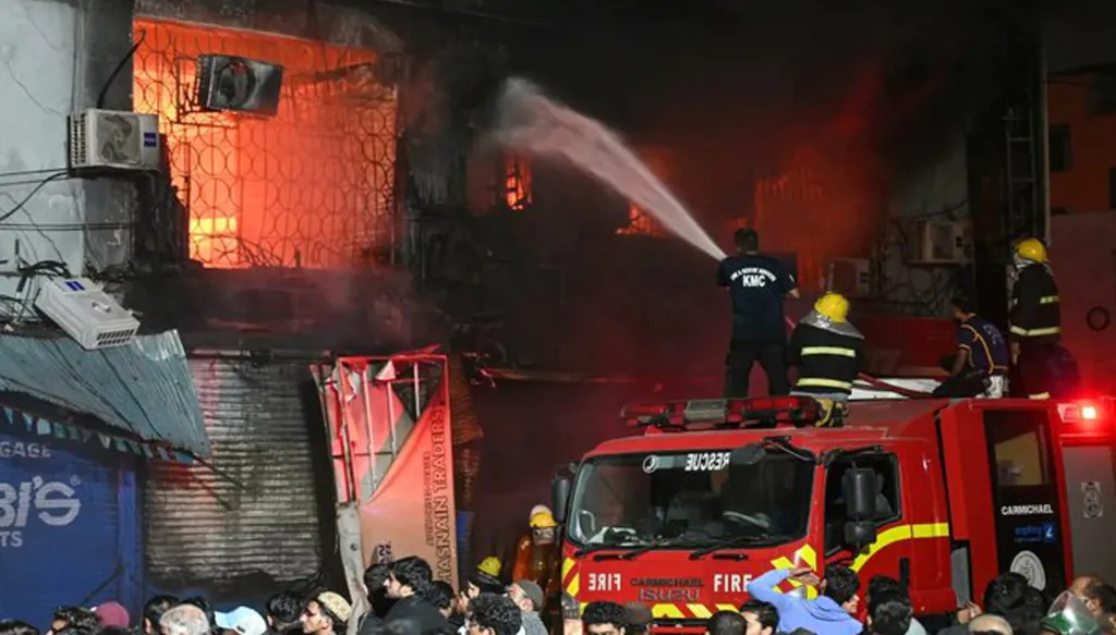 باكستان... 21 قتيلاً جرّاء حريق في مركز تجاري