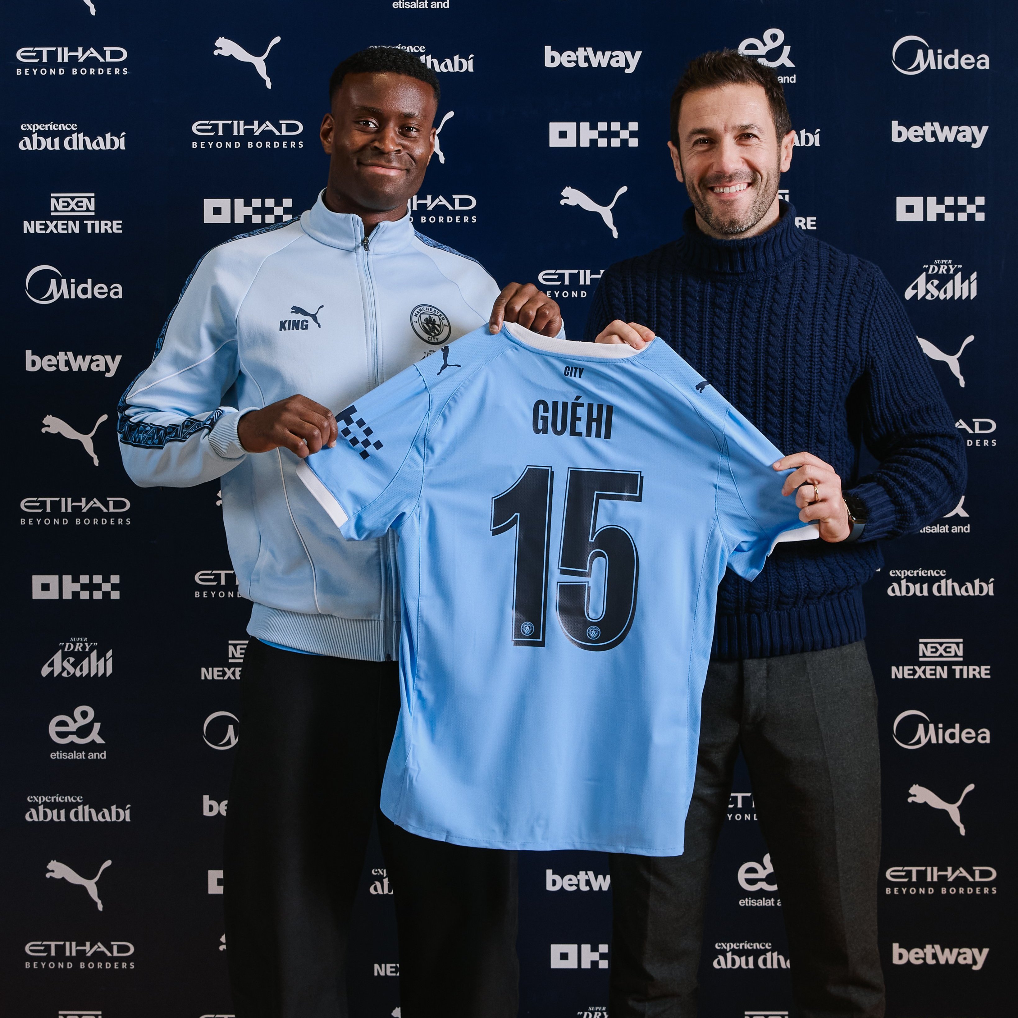 غويهي بعد توقيعه العقد مع مانشستر سيتي. (وكالات)