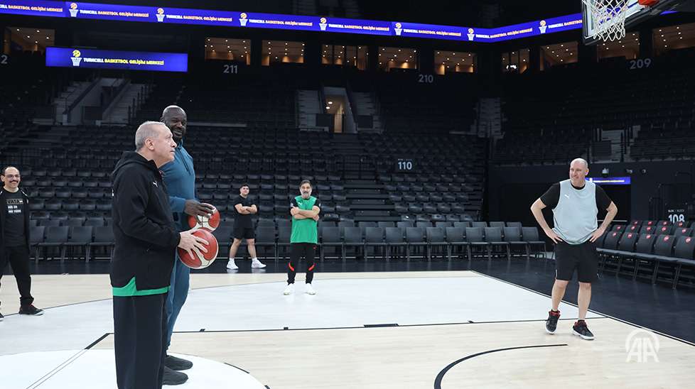 أردوغان وأونيل خلال تحدي الرميات الحرّة. (وكالات)