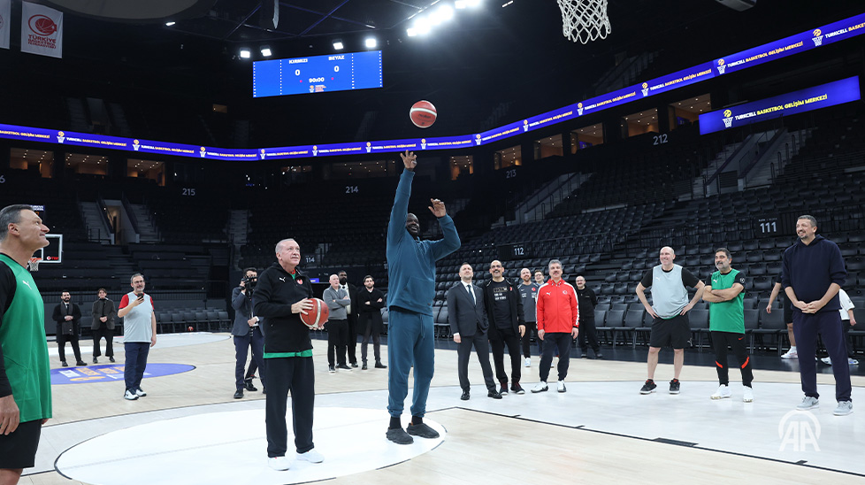 أونيل يُسدد رمية حرّة خلال التحدي. (وكالات)