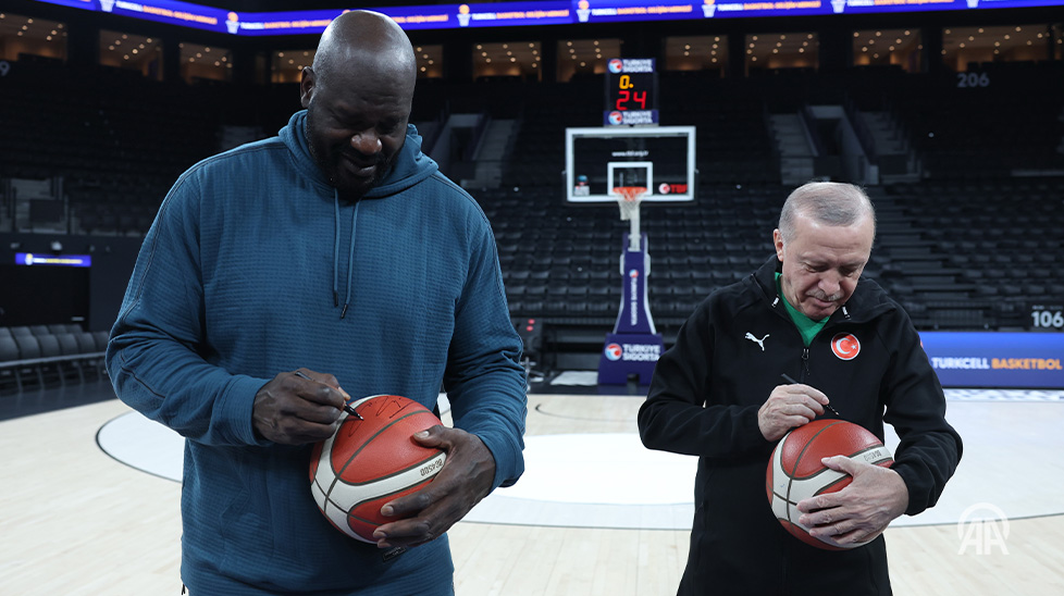 أردوغان وأونيل يوقعان على الكرات. (وكالات)