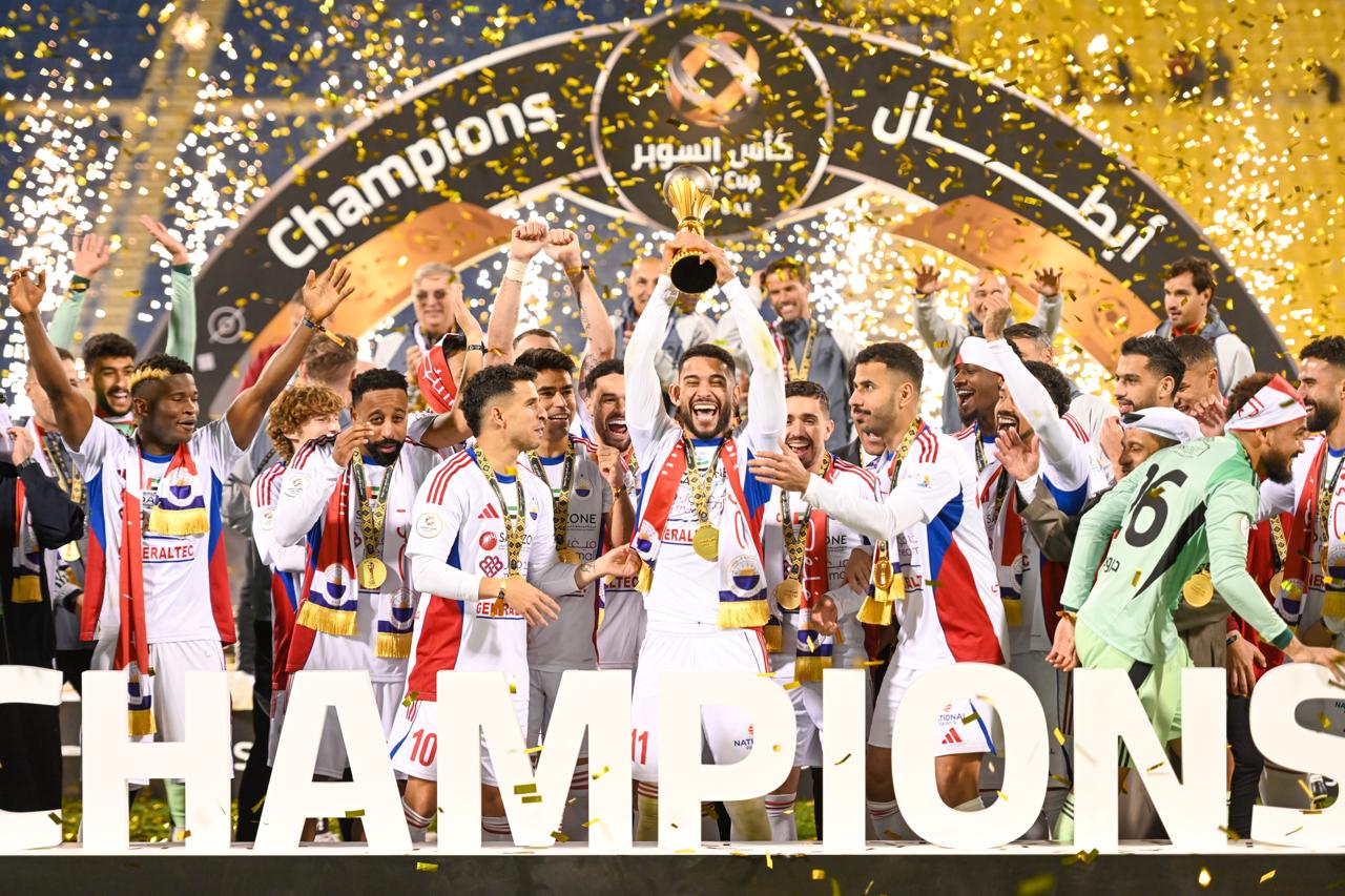 لاعبو الشارقة يحتفلون باللقب. (وكالات)