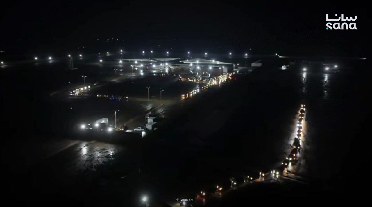 مشاهد جوية من بدء نقل الجيش العربي السوري لعناصر تنظيم قسد من سجن الأقطان ومحيطه بمحافظة الرقة إلى محيط مدينة عين العرب شرق حلب. (سانا)