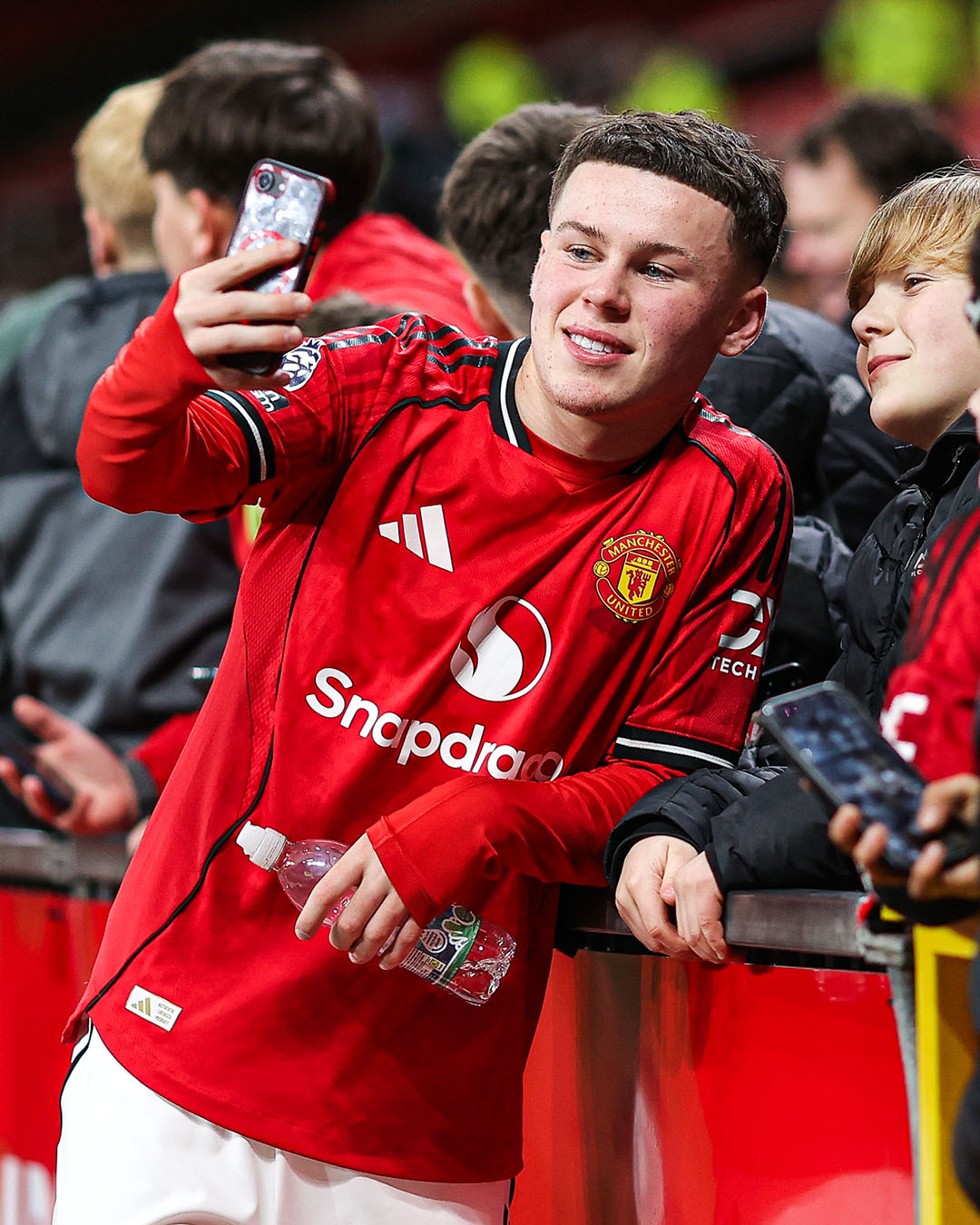 كاي نجل واين روني مع الجمهور بعد انتهاء المباراة. (وكالات)