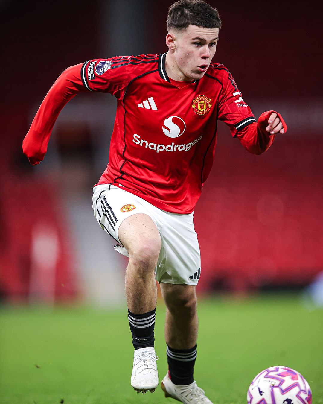 كاي نجل واين روني خلال المباراة. (وكالات)