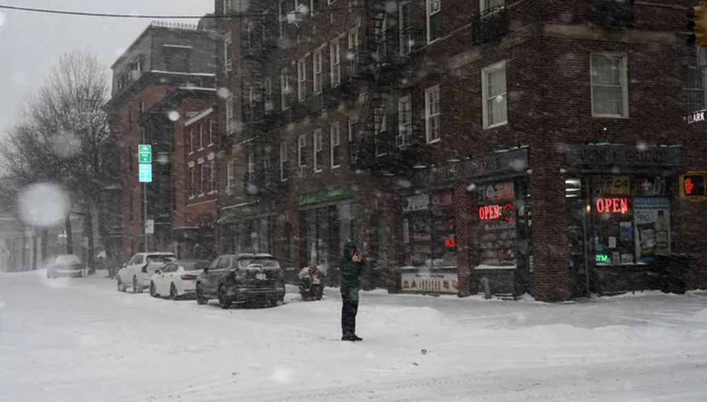 بالصور- أميركا في قلب عاصفة "تاريخية"... أكثر من 847 ألف مشترك بدون كهرباء!