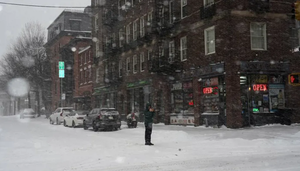 الساحل الشرقي للولايات المتحدة يستعد لعاصفة ثلجية جديدة