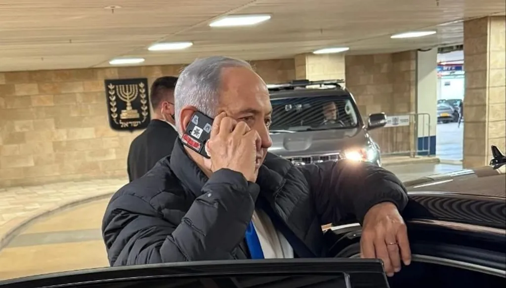 صورة مثيرة للجدل لهاتف نتنياهو... لماذا يغطي الكاميرا؟