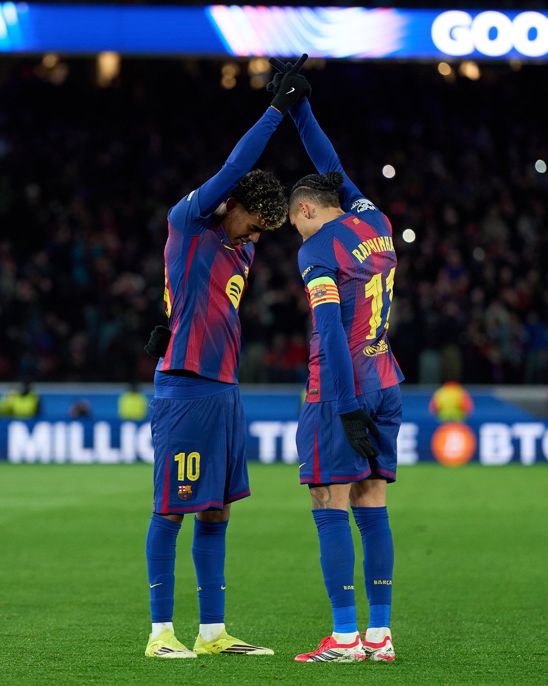 لامين يامال وزميله رافينيا. (وكالات)